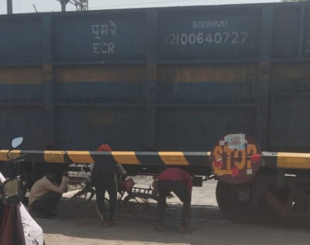 Kanpur Dehat: Bhaupur crossing remained closed for three hours due to the stoppage of goods train, jammed