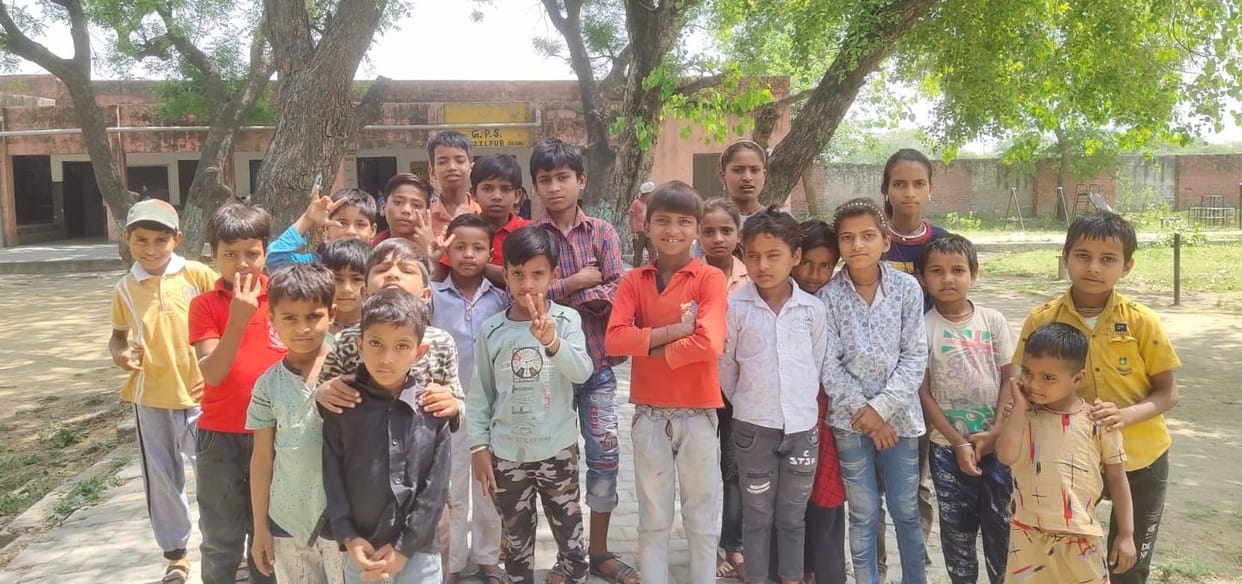 Project Vidyaphal: Handing over books to slum dwellers and daily wage laborers