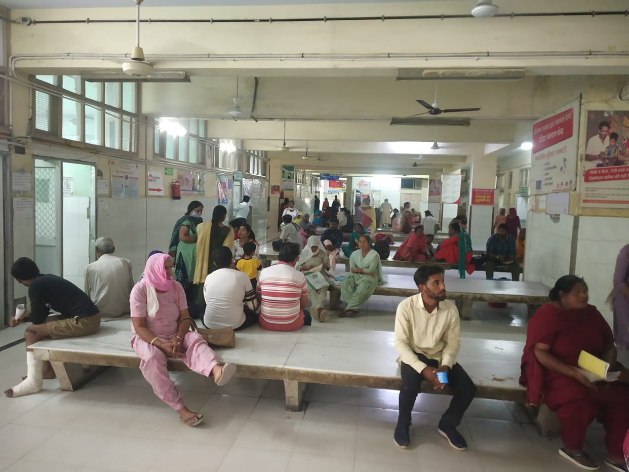 Lack of space in the hospital to provide health facilities, two doctors in a cabin, two patients take treatment on the bed of Gyani ward