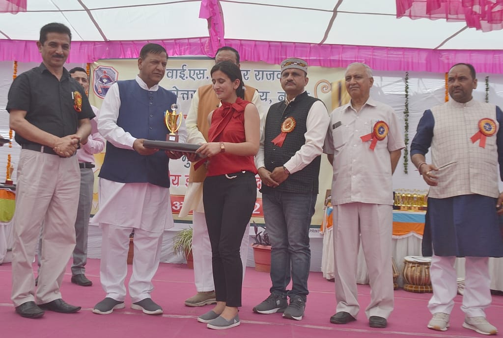 nahan college organised yearly function and  honoured  their  medhavi students