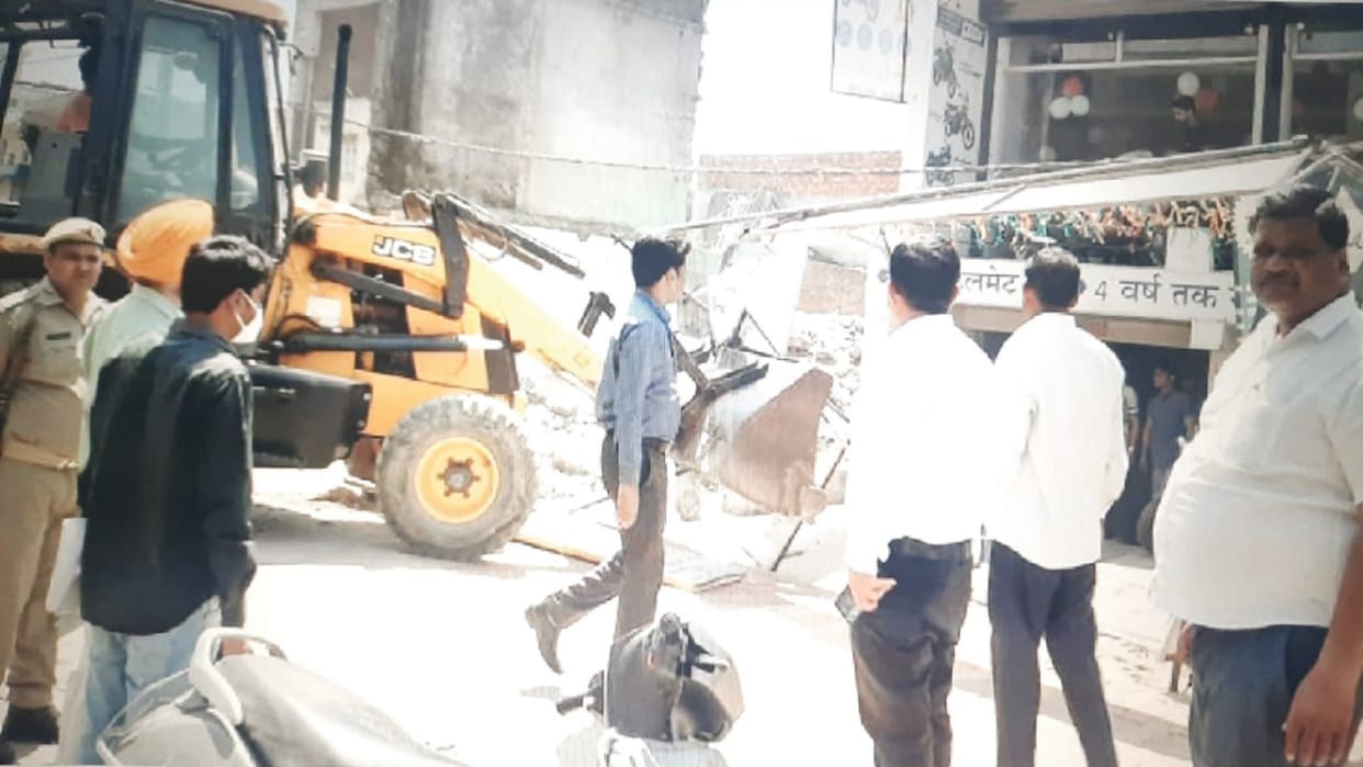 Saharanpur News: there remove encroachment by JCB on road in Deoband after officers order