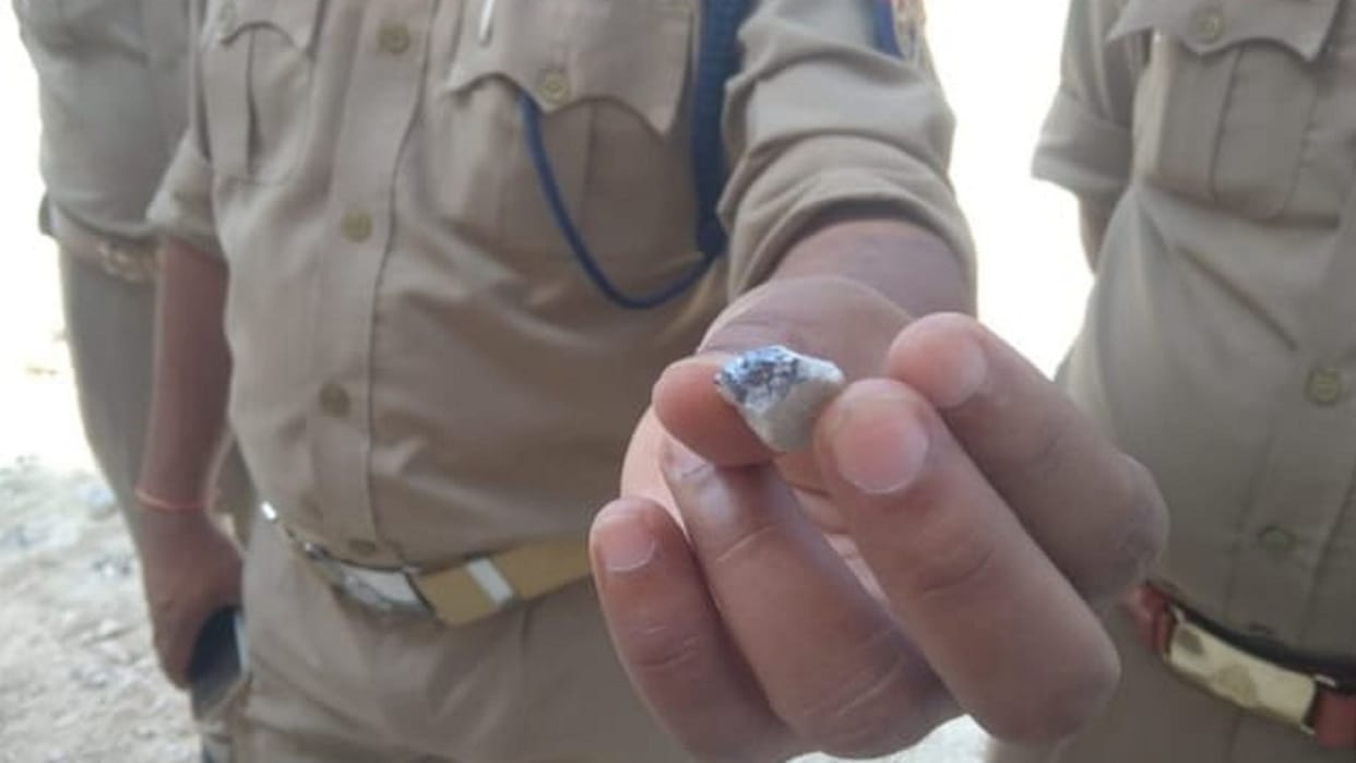 Shining stone found during excavation in the mine, police reached on the rumor of getting diamond