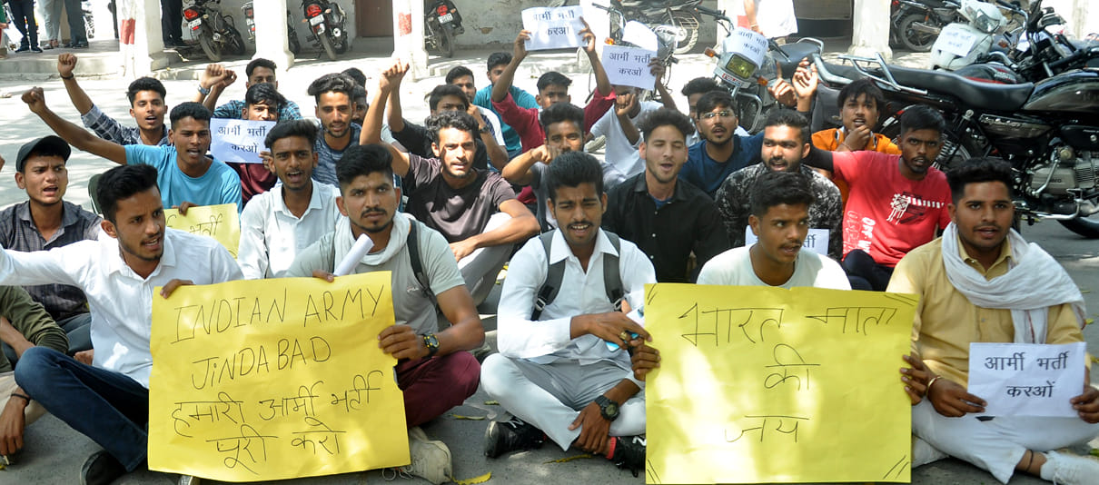 Demonstration of youth to demand army recruitment