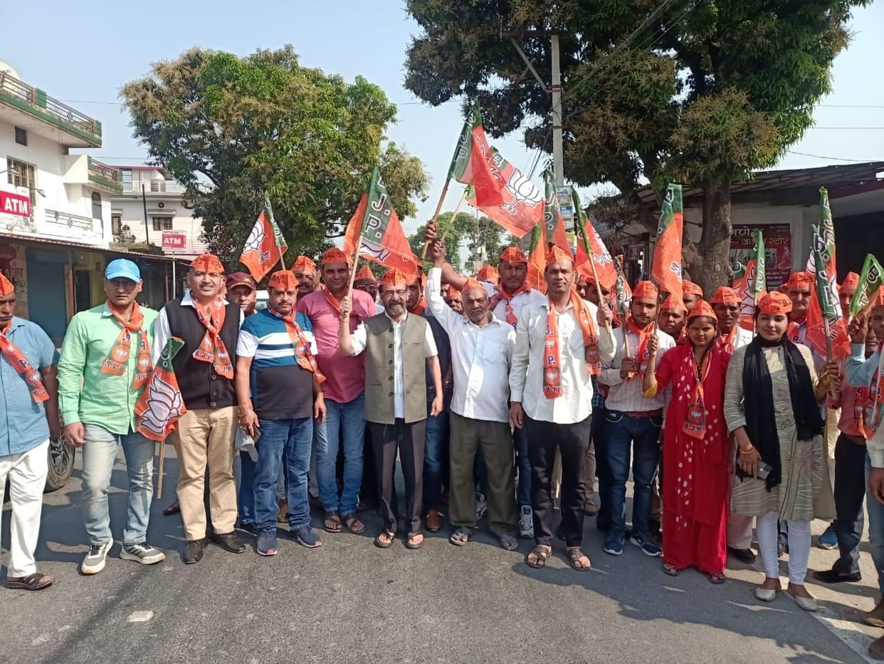 On the foundation day of BJP, workers took out a rally in Pachhwadoon, hoisted the flag