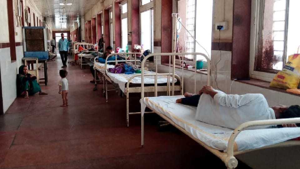 Shivpuri: The condition of the district hospital deteriorated in the scorching heat, fan-cooler closed, patients were left on their own.