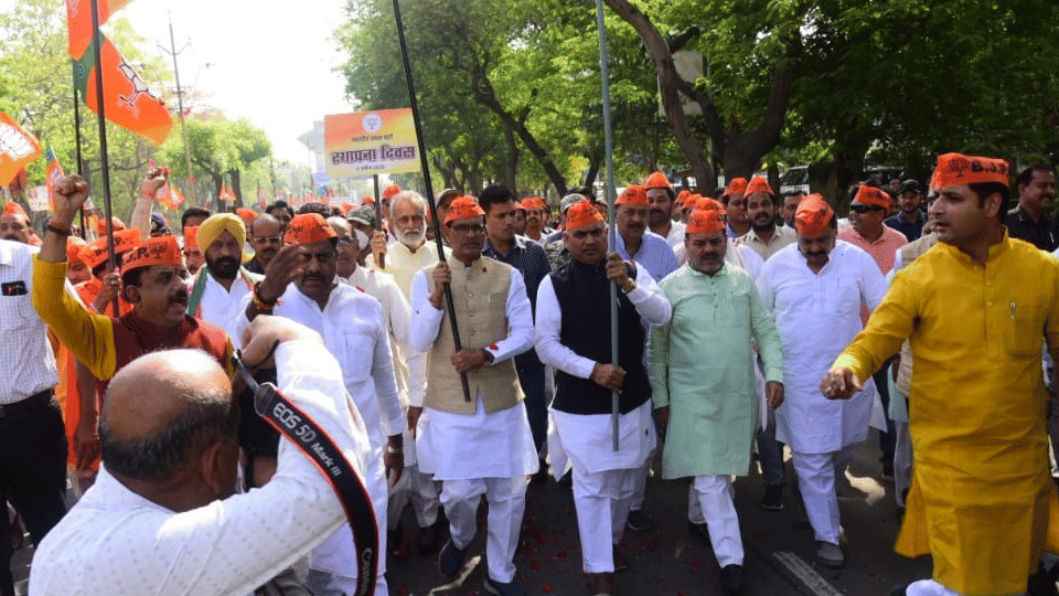 BJP's foundation day: Shivraj wore a saffron cap, raised the party's flag, said, proud that the country has got a new direction of development