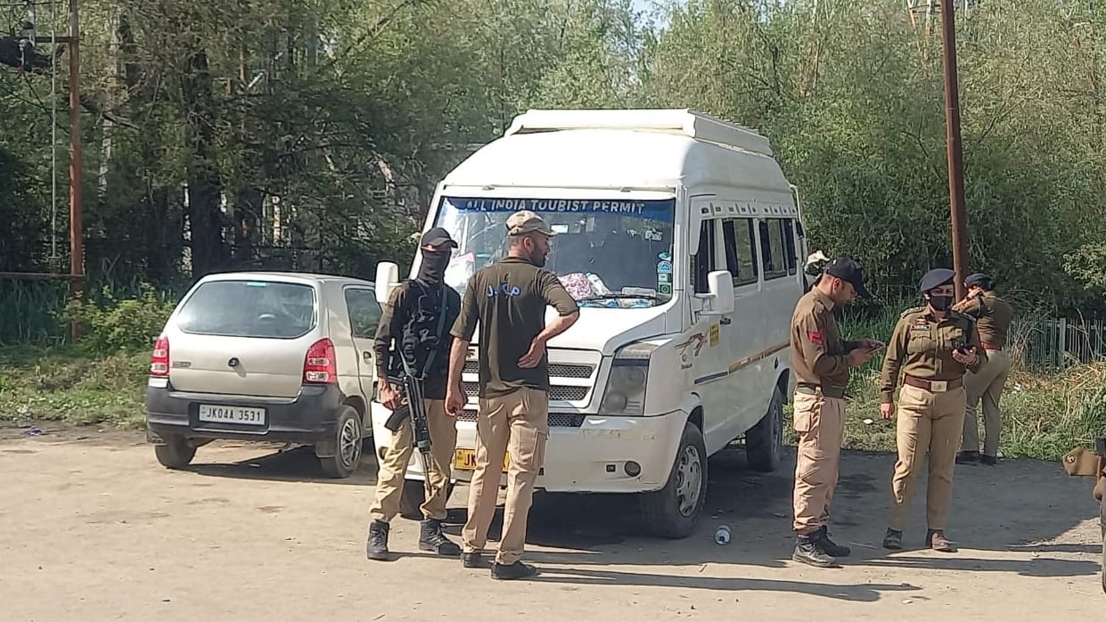 Srinagar cylinder Blast outside botanical gardent tempo driver died 6 tourists injured in bus accident in Anantnag