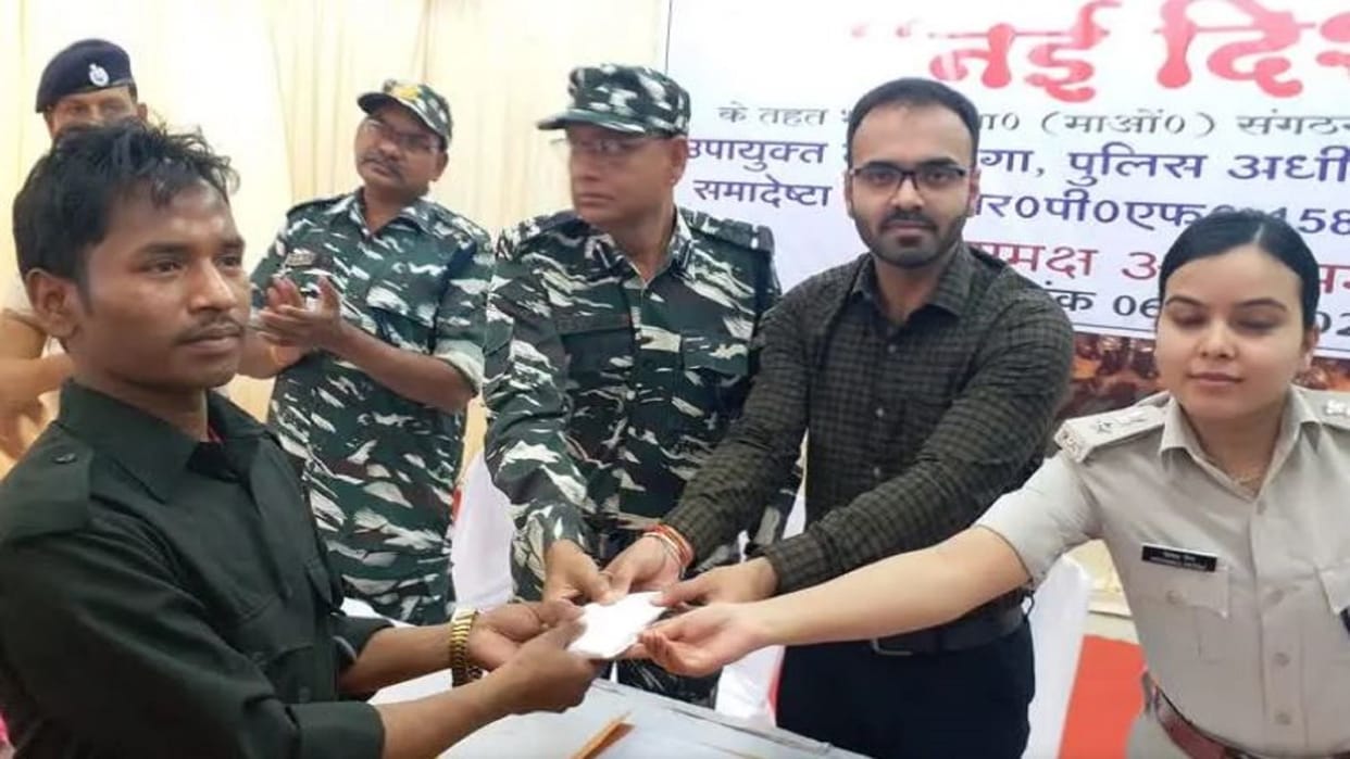 maoist naxalite surajnath kherwar surrendered in lohardaga