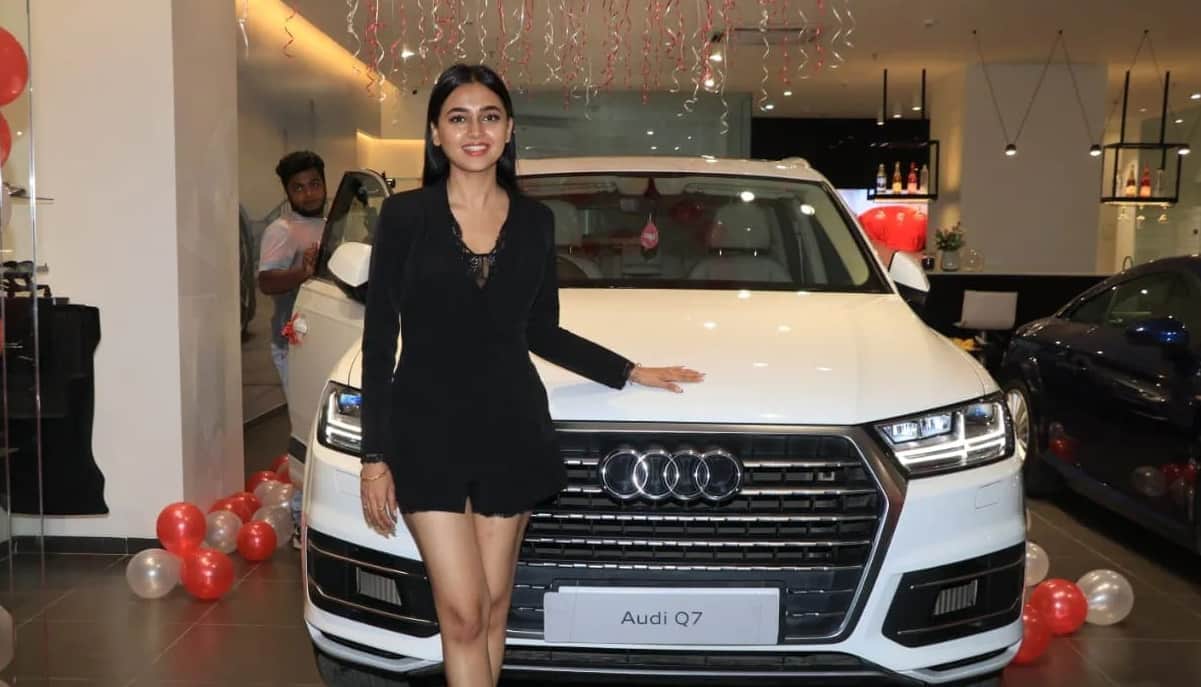 Big boss 15 winner and naagin 6 fame tejasswi prakash was not able to crack a coconut with the help of boyfriend karan kundra