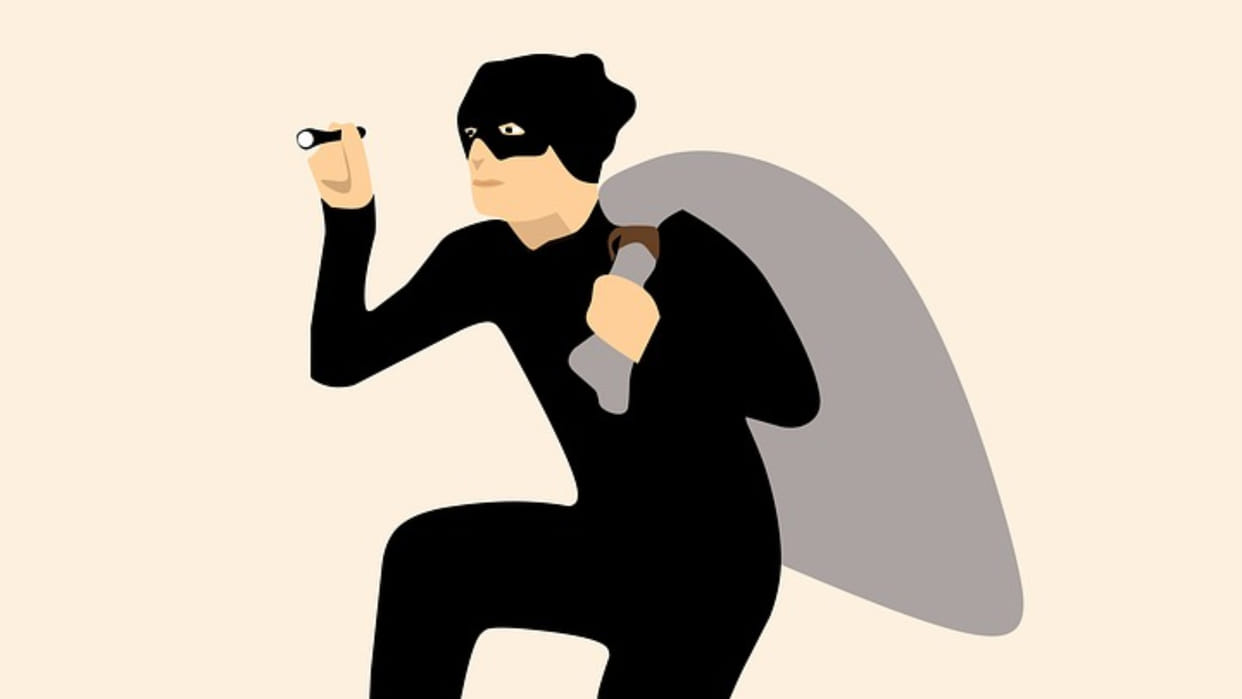 Andhra Pradesh thief stucked in a wall hole after stealing jewelry from a temple news in Hindi