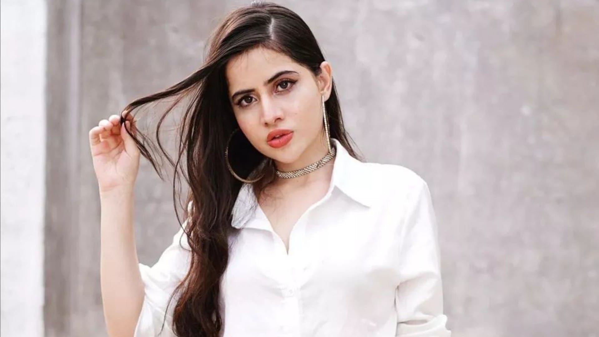 Urfi Javed Shares Her Injured neck photo after wearing outfit with chains See in Latest Photos News in Hindi