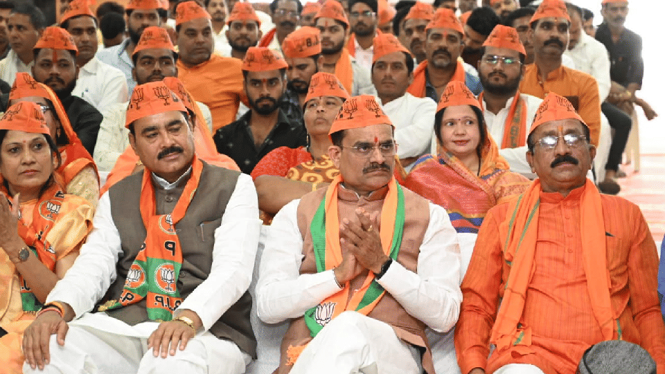 BJP's foundation day: Shivraj wore a saffron cap, raised the party's flag, said, proud that the country has got a new direction of development