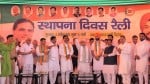 भाजपा के स्थापना दिवस पर पिहोवा अनाज मंडी में आयोजित जनसभा के दौरान हाथ उठाकर लोगों का अभिवादन स्