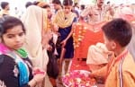 फोटो-3-बलरामपुर के शक्तिपीठ देवीपाटन मंदिर में पूजा अर्चना करते श्रद्घालु।-संवाद