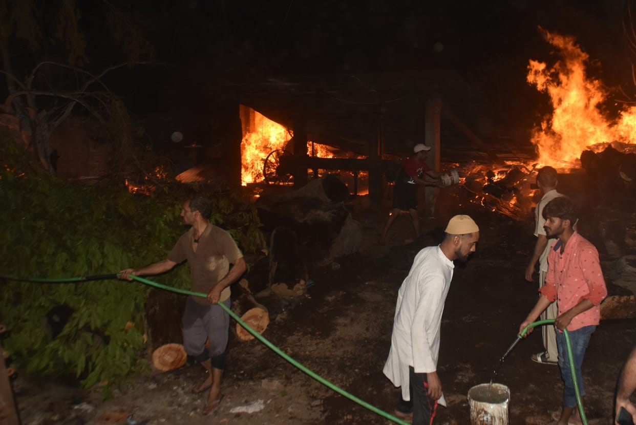 Fire broke out in three stalls of wood market, loss of 50 lakhs
