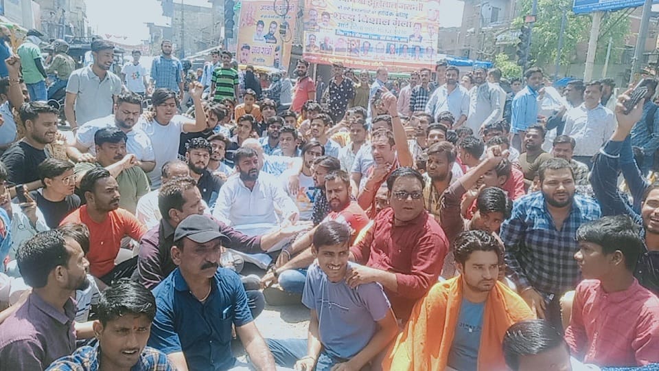 Traders clashed with the team of Municipal Corporation during encroachment removing campaign market closed