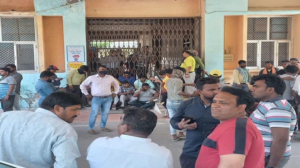 Sanitation workers furious over the new timetable of the cleaning system locked down municipal corporation Agra  