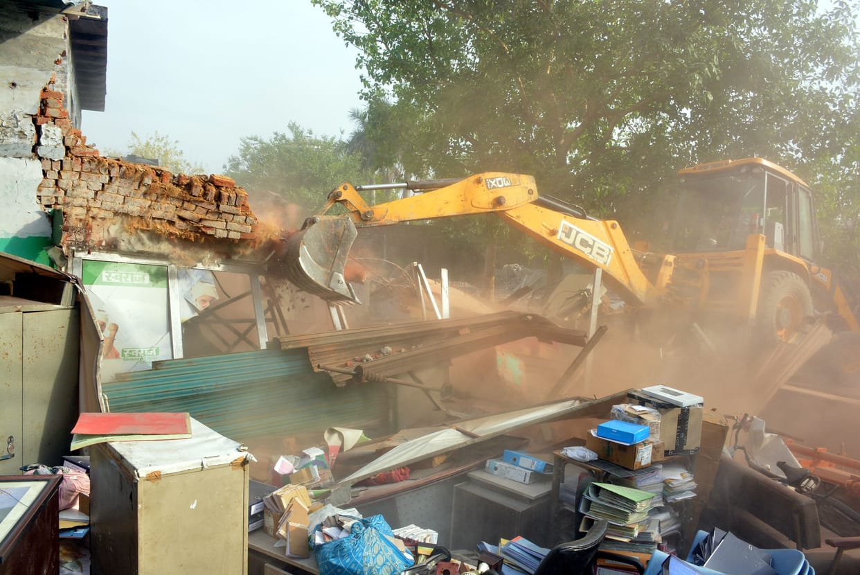 Bulldozers run on illegal occupations