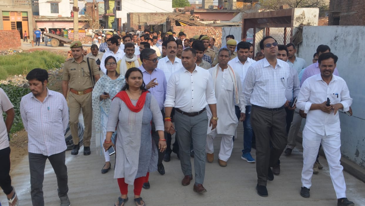 DM reached Khekdi by bus with 51 officers, heard public problems