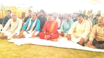 Madhya Pradesh: Kailash Vijayvargiya, who arrived in the ongoing Bhagwat Katha in Dewas, sang hymns - small, small cows...