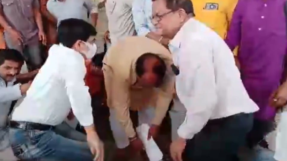 भाजपा जिला अध्यक्ष ने सीएमएचओ और सिविल सर्जन के पैर छू लिए।