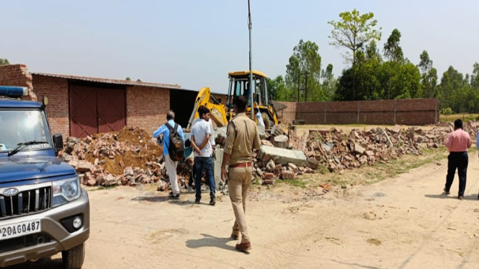 Bijnor ration dealer murder case: Police demolished illegal construction of killer by JCB see photos