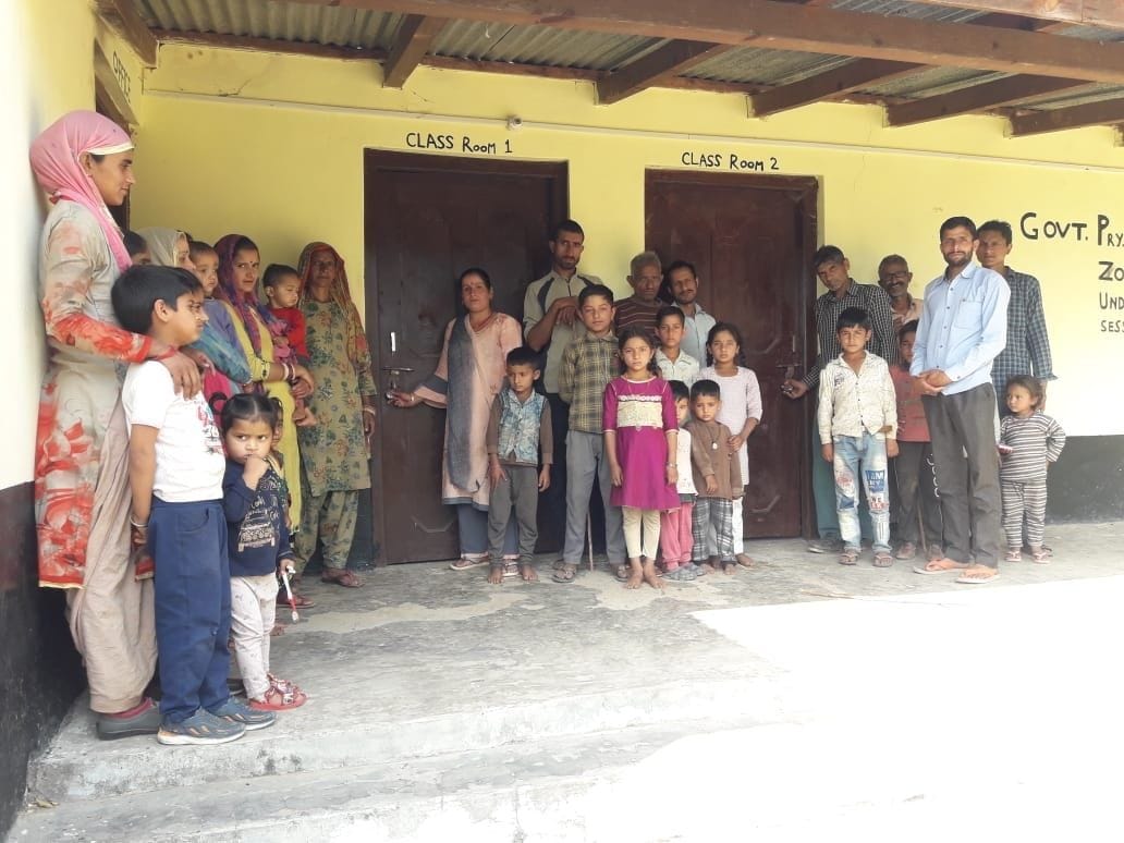 Lock hanging in primary school Parola, anger among parents