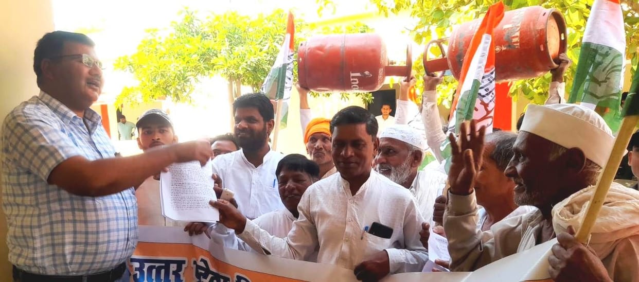 Congress workers demonstrated at Tehsil headquarters