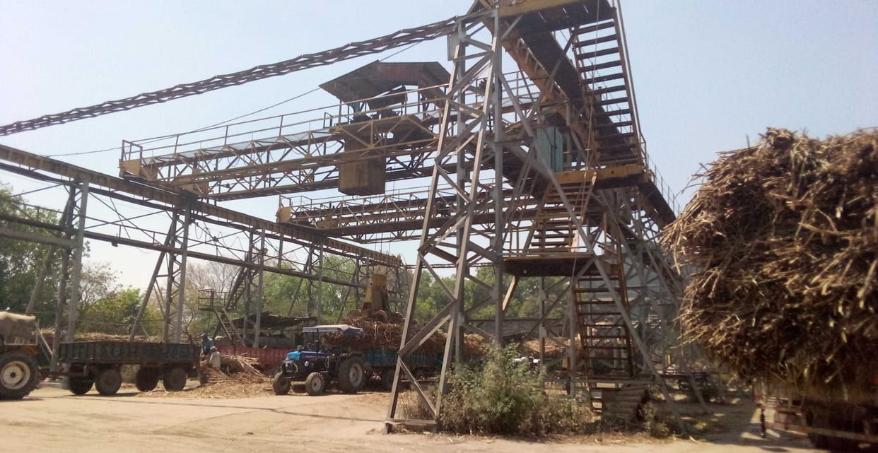 Sugarcane crushing remained closed in sugar mill for 12 hours, farmers created ruckus at Managing Director's office