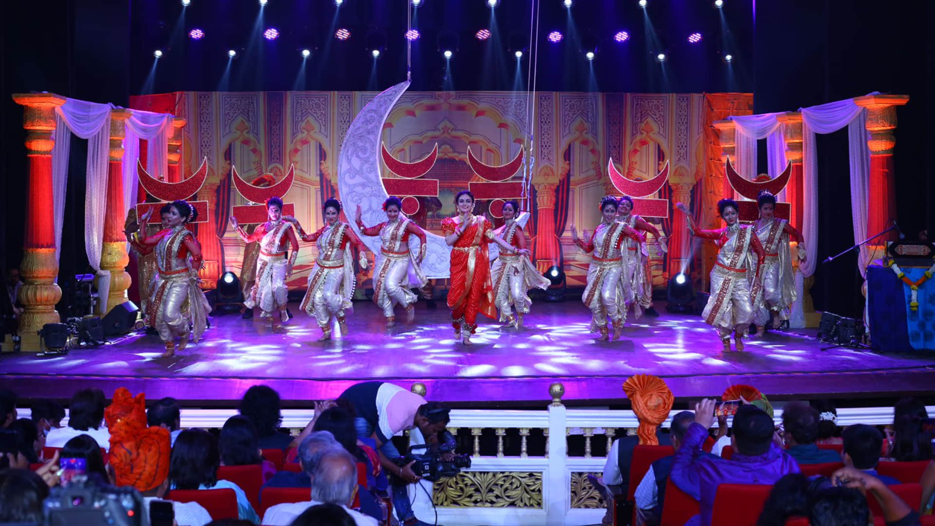 Marathi film chandramukhi is said to be based on the lives of gopinath munde and lavani dancer barkha