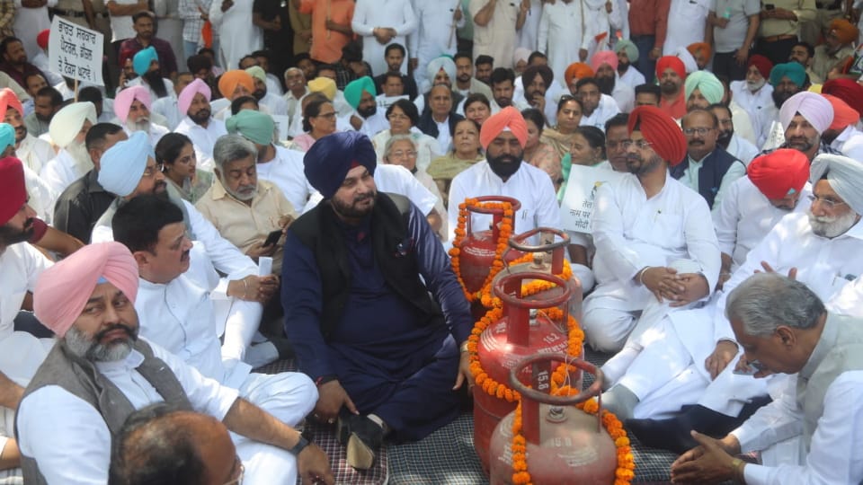 Punjab Congress Protest Against inflation in Chandigarh