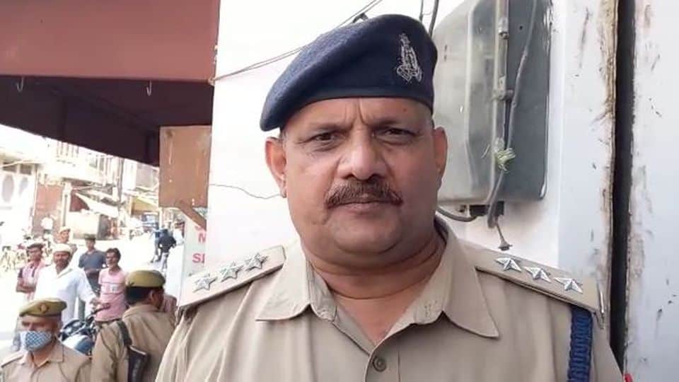 police raid the guest house and couples found in the room in firozabad