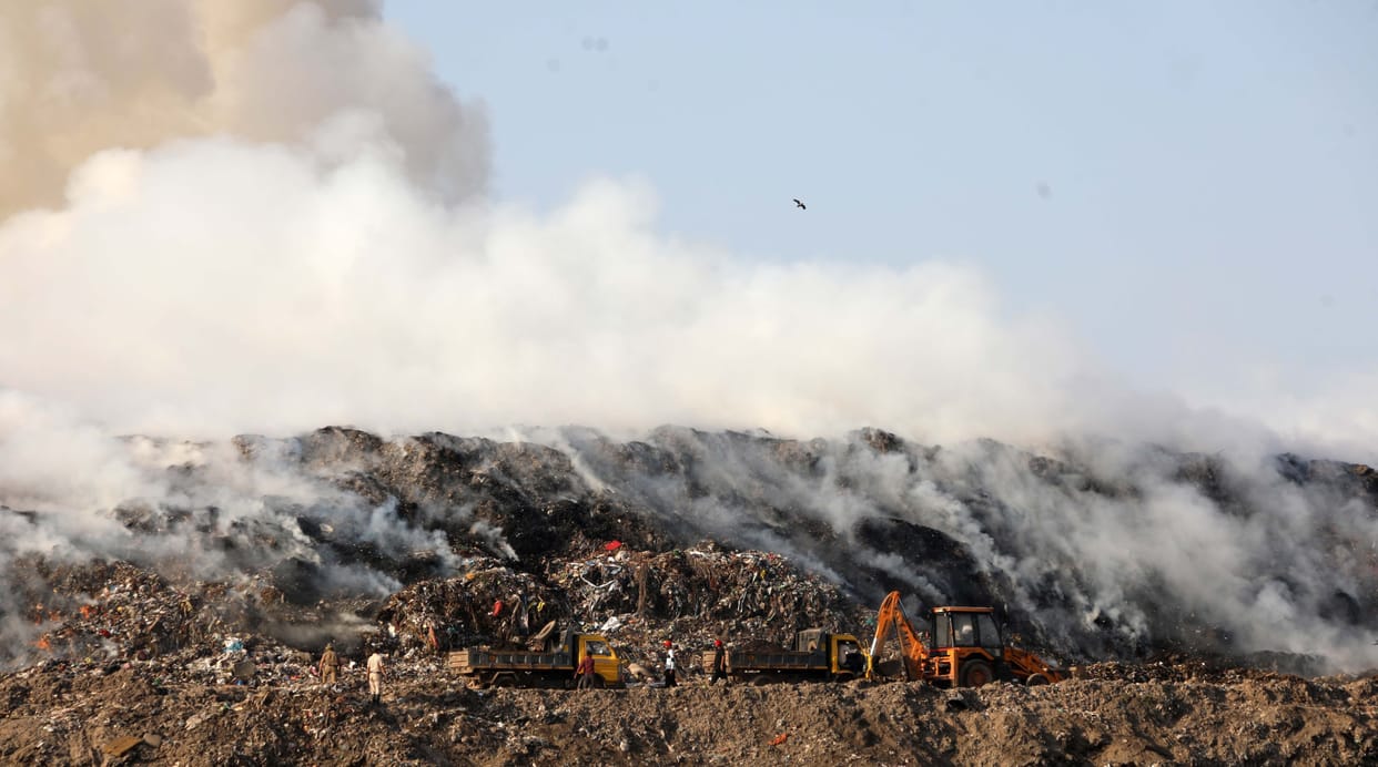 Fire again in the mountain of garbage, smoke spread for many km, it is difficult to breathe