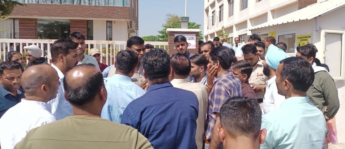 Ruckus of parents outside private school, Kurukshetra