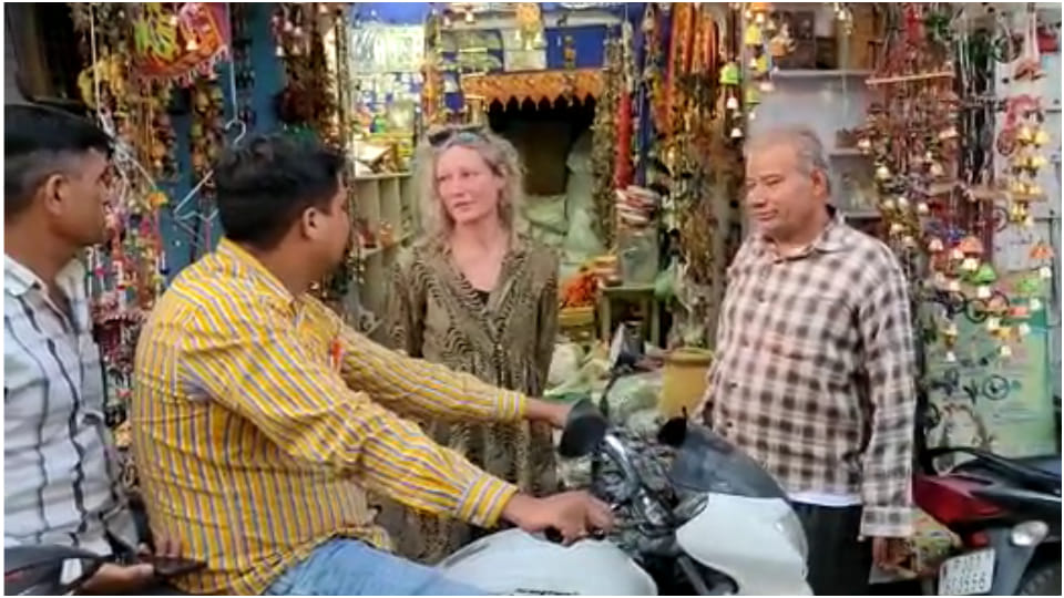 Foreign woman purse stolen in Pushkar police scrutinized CCTV footage