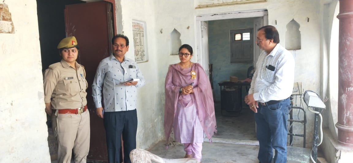 Dilip Kumar,DM,crops,sallery stop,centre