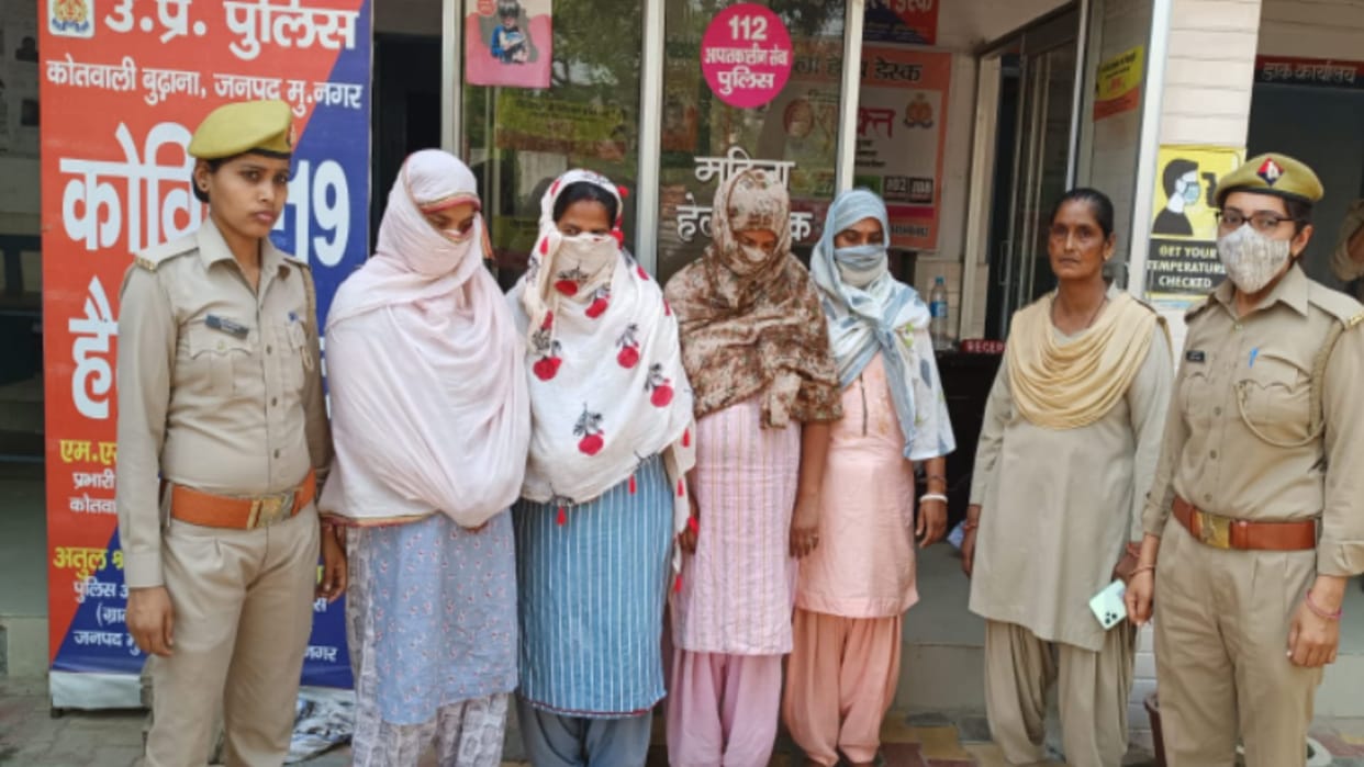 Muzaffaragar : Gang of women caught cheating people by roaming around banks, four arrested