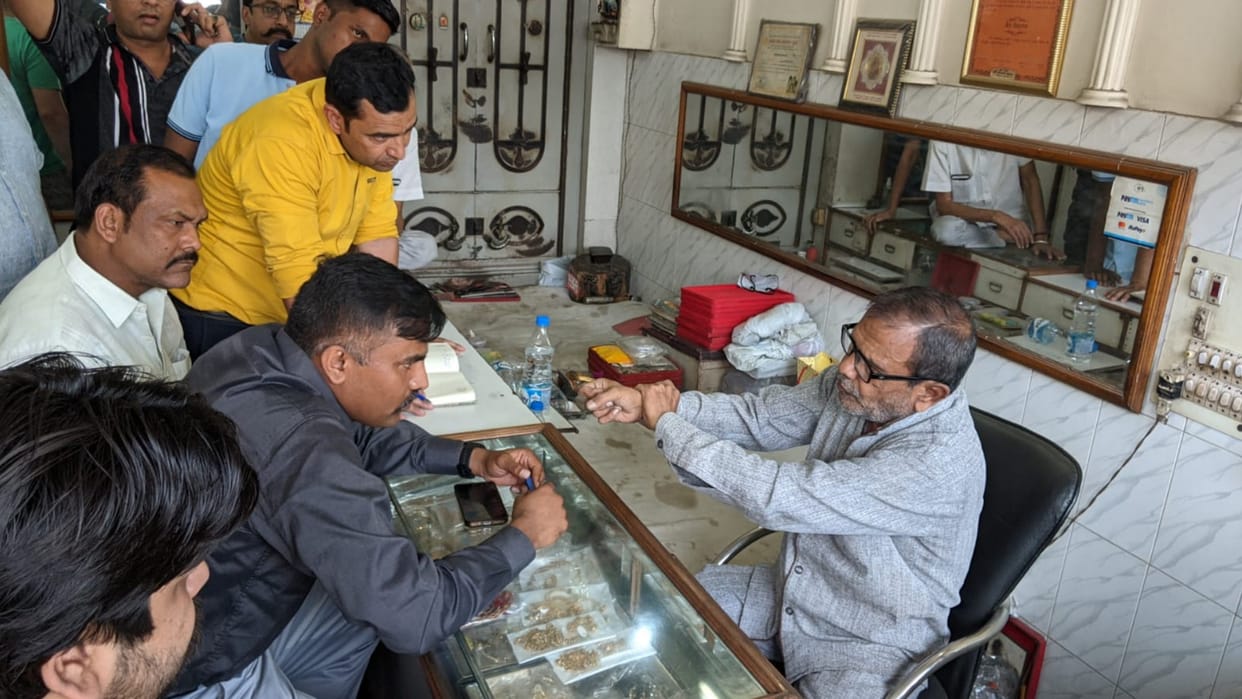 Ghaziabad banwari lal jeweler shop two masked criminals enter to loot fire at owner son stomach read detail