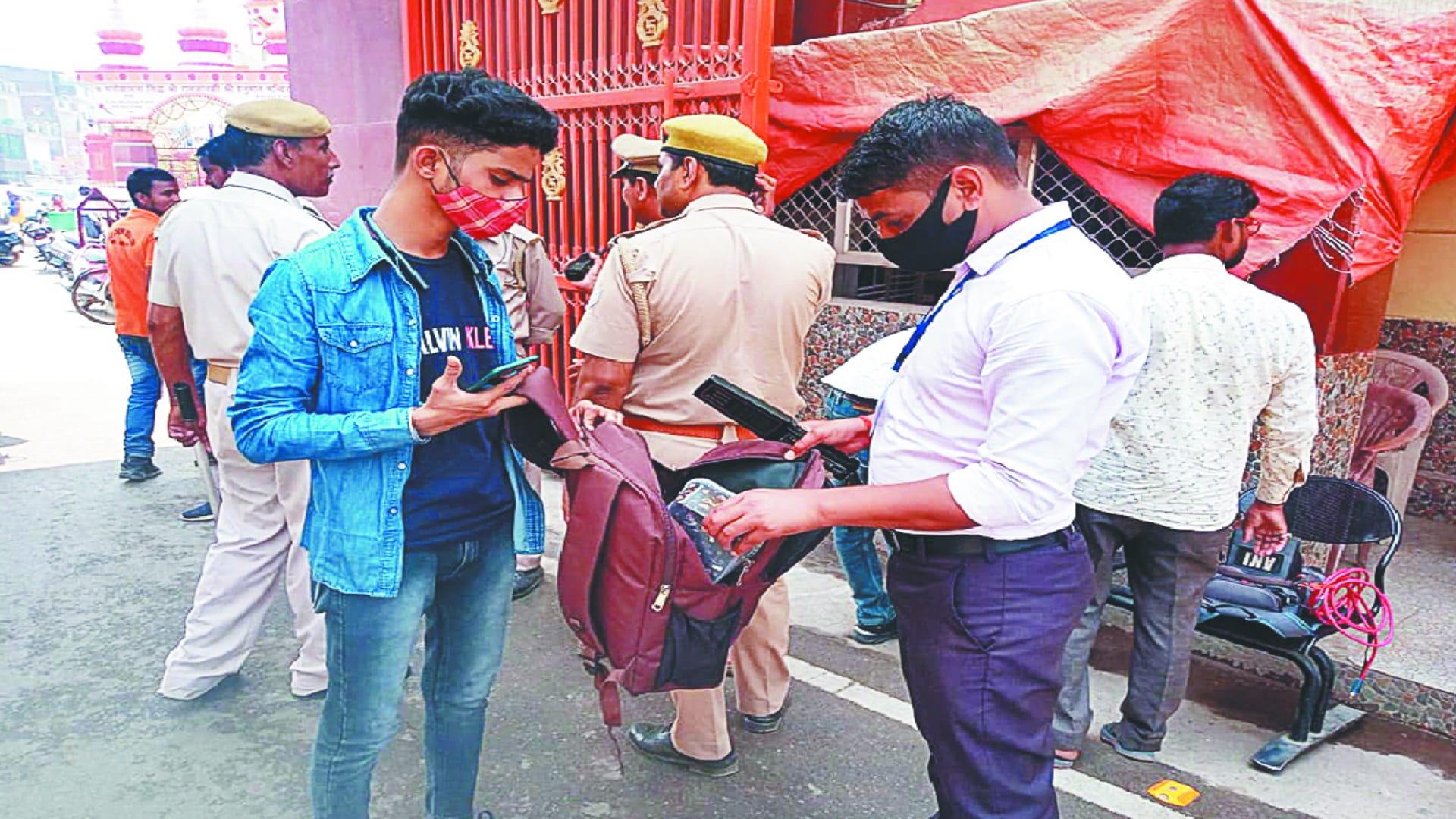 Policemen wearing bullet proof jackets will handle security of Gorakhnath temple