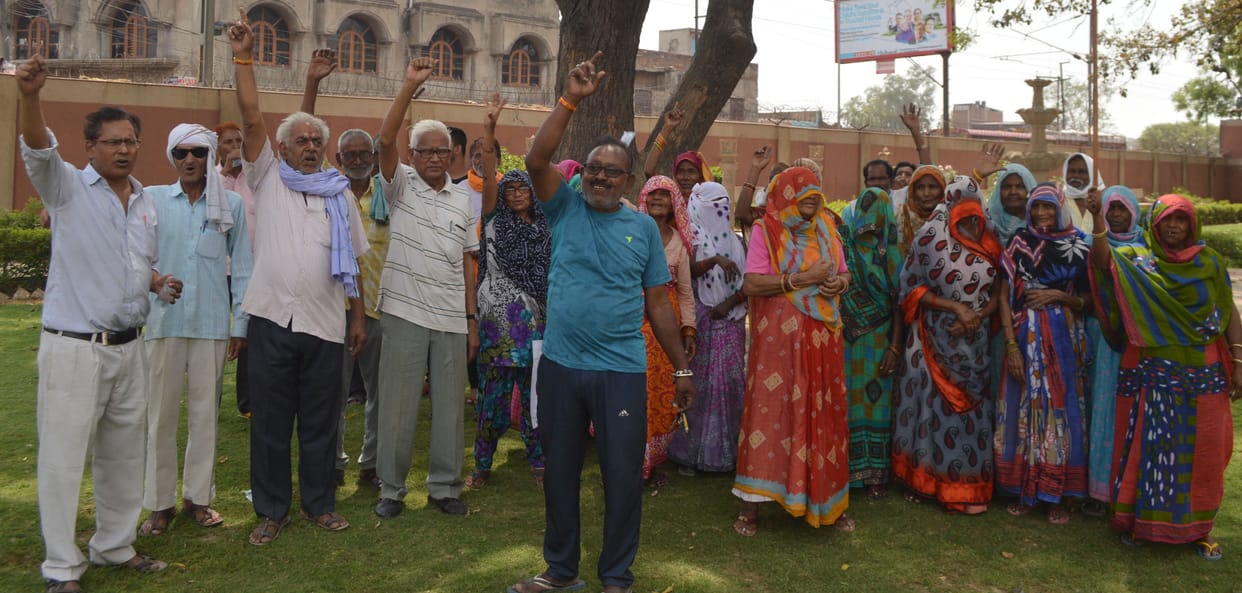 Hathras: Pensioners demonstrated in the municipality demanding pension and dearness allowance
