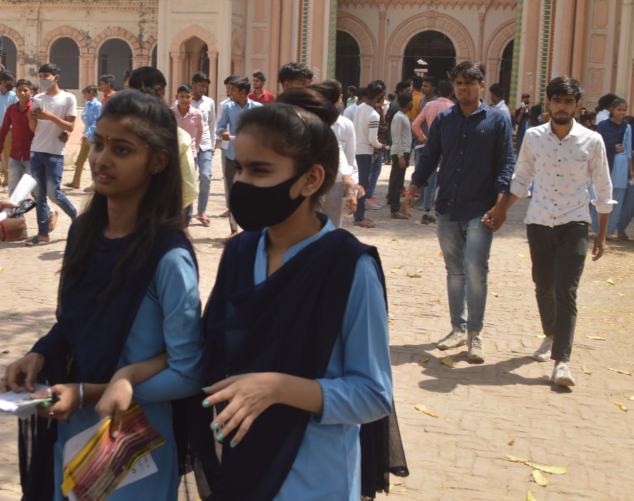 Hathras: 2700 candidates were absent in the examination of both the shifts