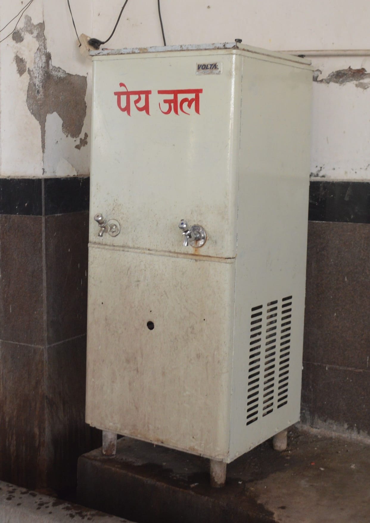 Hathras: Drinking water crisis at roadways bus stand, water cooler damaged