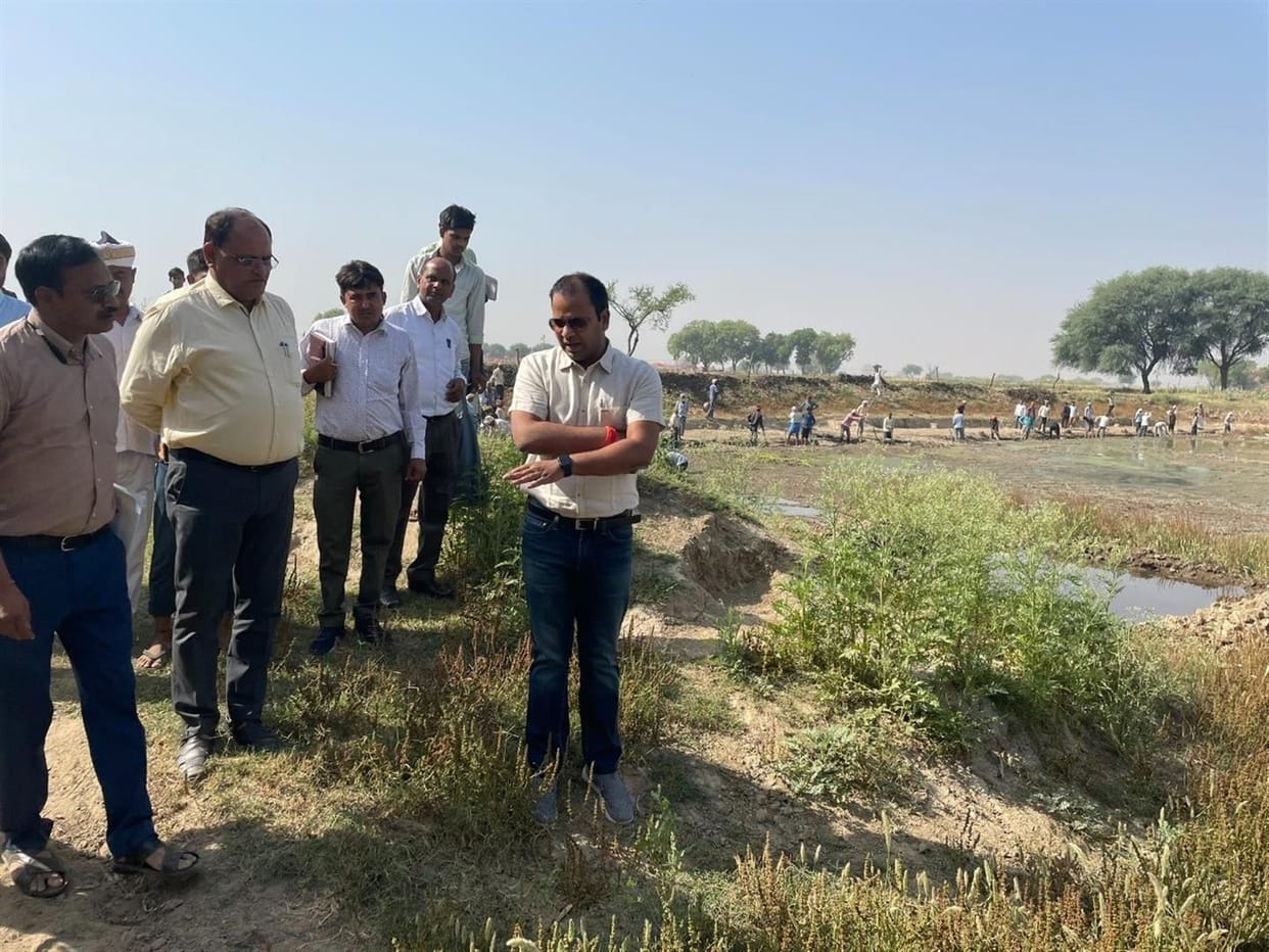 Hathras: DM angry due to non-satisfactory progress of digging the pond