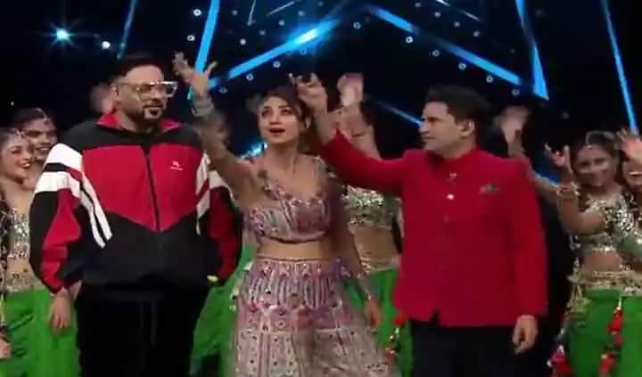 Shilpa Shetty teaches Manoj Muntashir dance steps in India's Got Talent show
