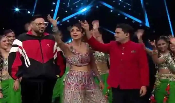 Shilpa Shetty teaches Manoj Muntashir dance steps in India's Got Talent show