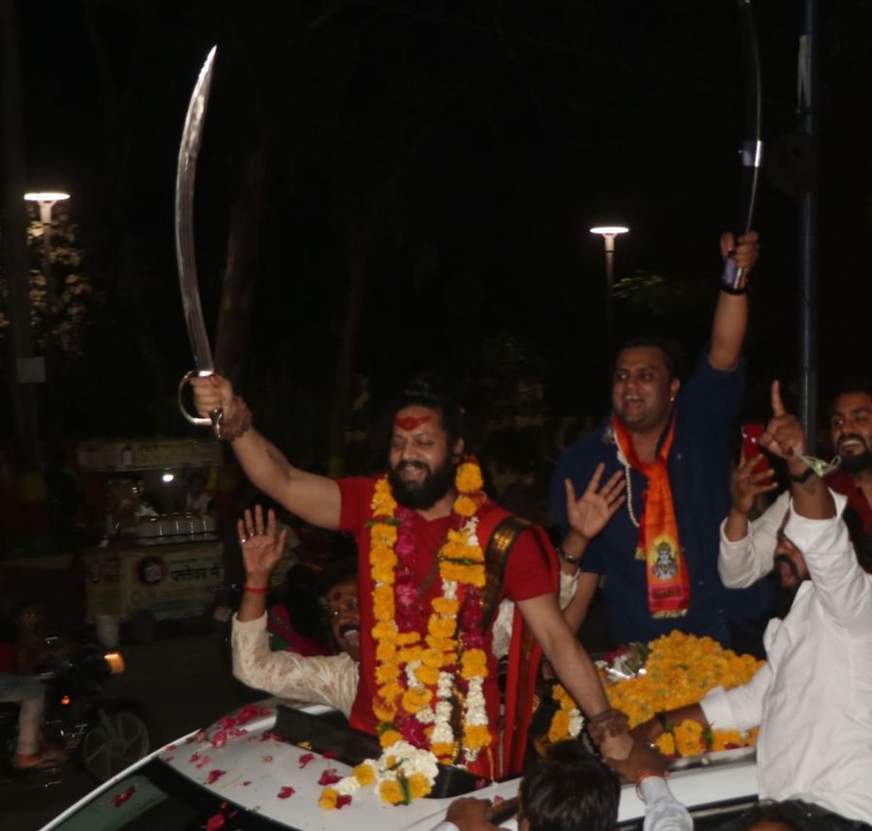 Indore: Kalicharan waved sword and sickle, Congress objected to the video and demanded cancellation of bail from Chhattisgarh CM