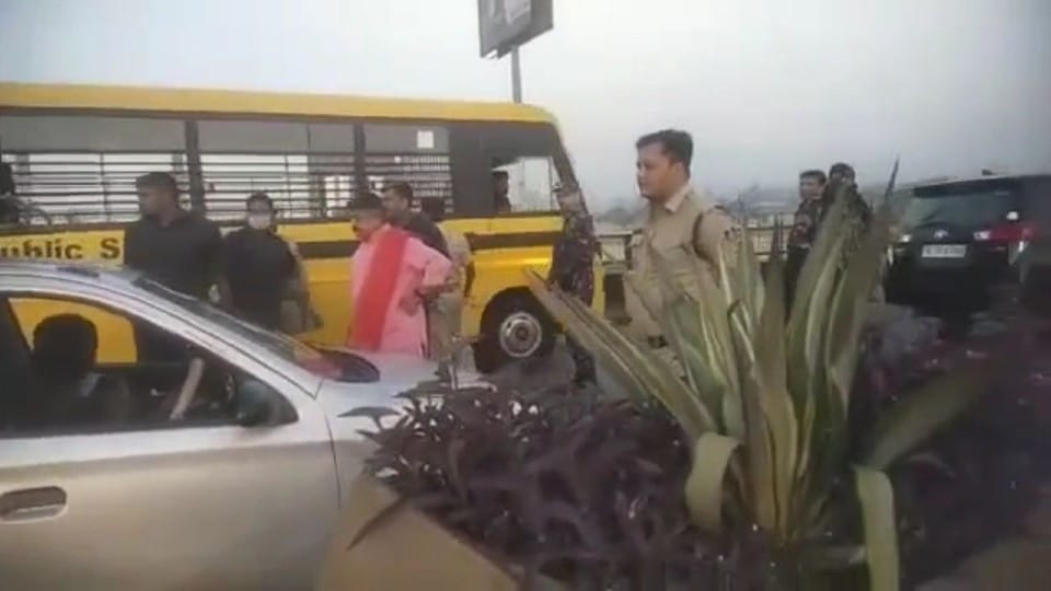 Indore: Vijayvargiya got angry after throwing a bottle on the road, stopped the car and explained to the driver, threw it in the dustbin