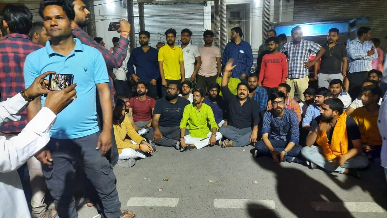 BJYM District President sitting on dharna at the gate of Kotwali to rescue the accused