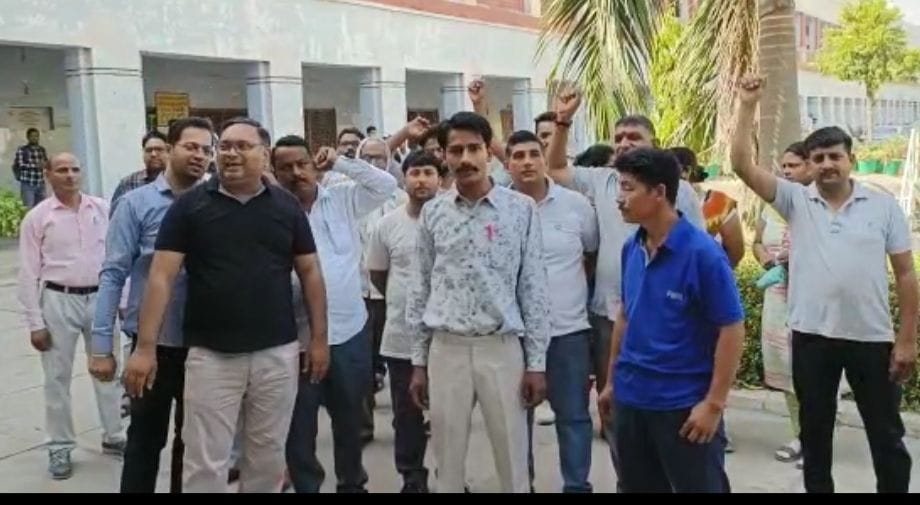 Non-teaching staff furious for beating lab assistant, suspended work