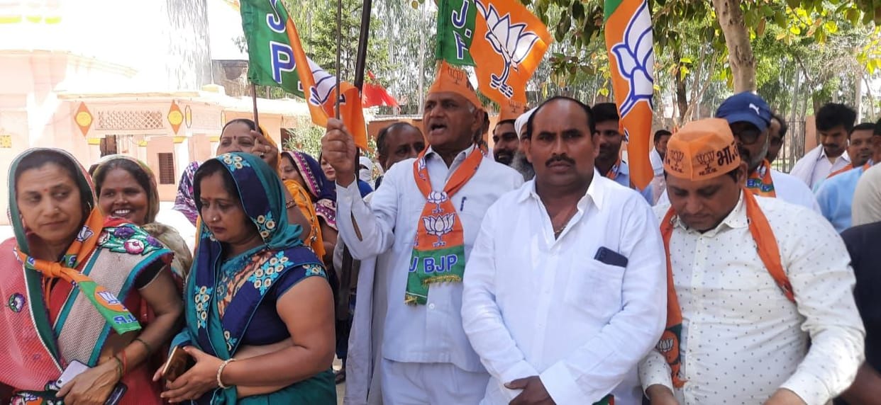Prabhat pheri taken out on the foundation day of BJP